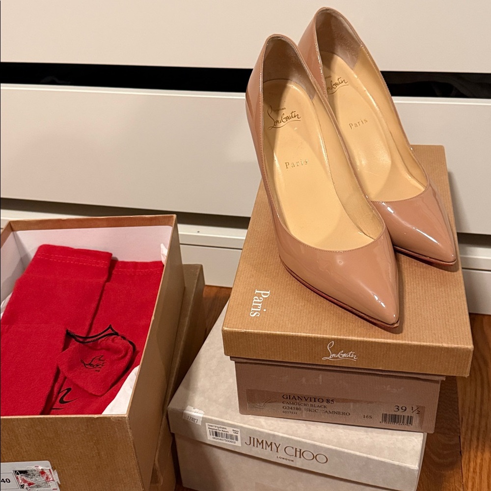 Christian Louboutin Beige Patent Leather Heels. Pigalle 85. Euro 40
